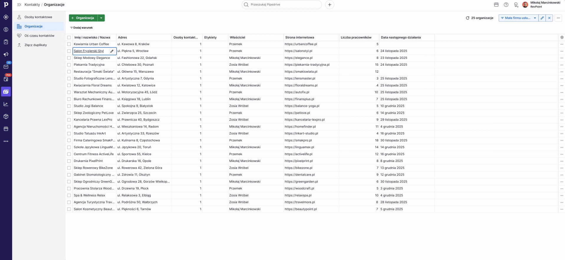 Animacja porównująca zarządzanie kontaktami w Excelu vs Pipedrive CRM